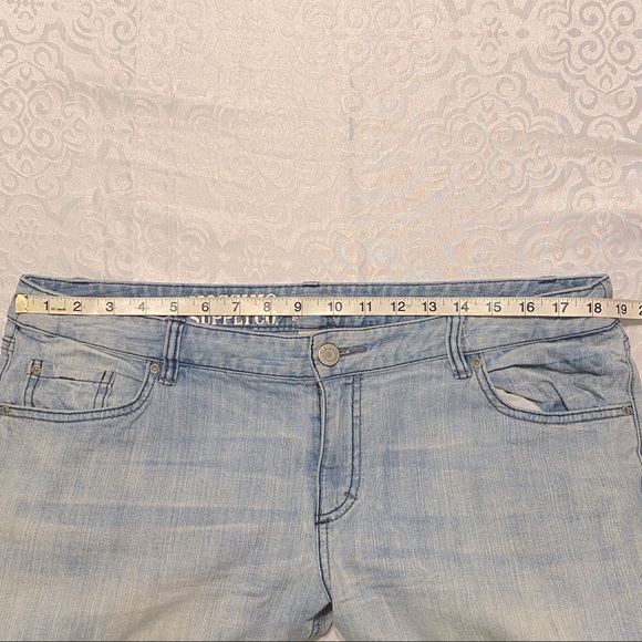 Light Washed Jeans - Picture 5 of 8